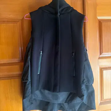 이종 소재 절개 후드 부착 베스트