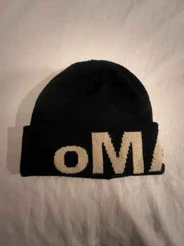 oMA 로고 니트 모자 블랙