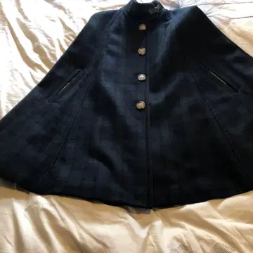 다크 블루 케이프 코트 버튼 포함