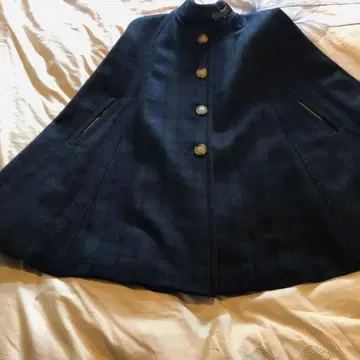 다크 블루 케이프 코트 버튼 포함