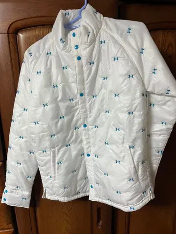 언더아머 화이트 다운 자켓 MD