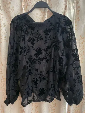 [미사용 새상품] TRANOI. 시어 플라워 레이즈 블라우스
