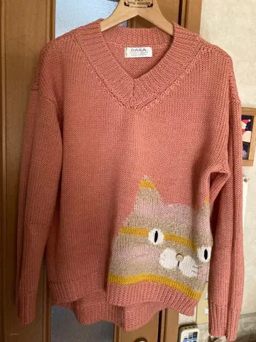 CARA 고양이 자수 V넥 스웨터 핑크