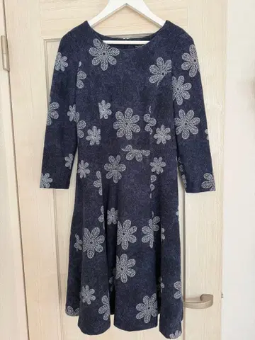 칼 파크 레인 네이비 꽃무늬 원피스