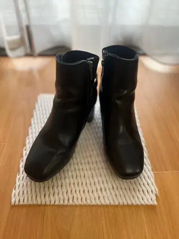 블랙 가죽 숏부츠 중간 힐