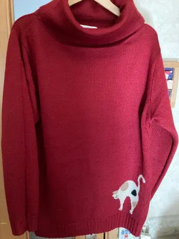 빨간 고양이 자수 터틀넥 스웨터