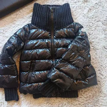 MONCLER 블랙 다운 자켓 하이넥 니트 옷깃