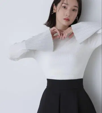 택 포함 새상품 내추럴 뷰티 베이직 라메 플레어 커프스 리브 니트