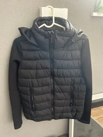 ZARA 후드 부착 블랙 다운 자켓 XS