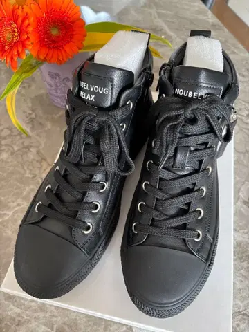 누벨 보 릴랙스 블랙 하이컷 스니커즈 사이드 지퍼 부착