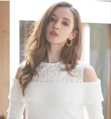 화이트 오프숄더 니트 M 사이즈