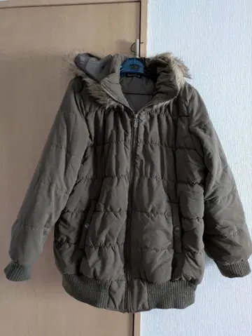 올리브 그린 퍼 후드 다운 자켓 오버 사이즈