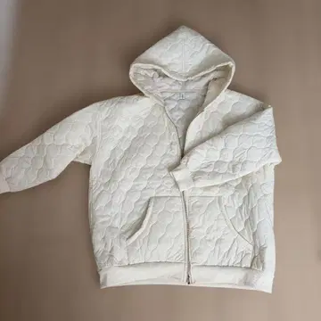 화이트 퀼팅 다운 자켓 후드 부착
