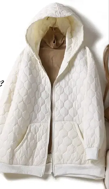 화이트 퀼팅 다운 자켓 후드 부착