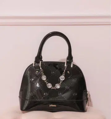 비쥬 장식 pium 모노그램 에나멜 미니백 블랙