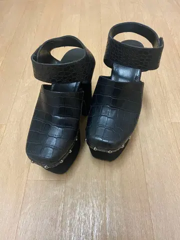 EMODA 스터드 장식 블랙 플랫폼 샌들