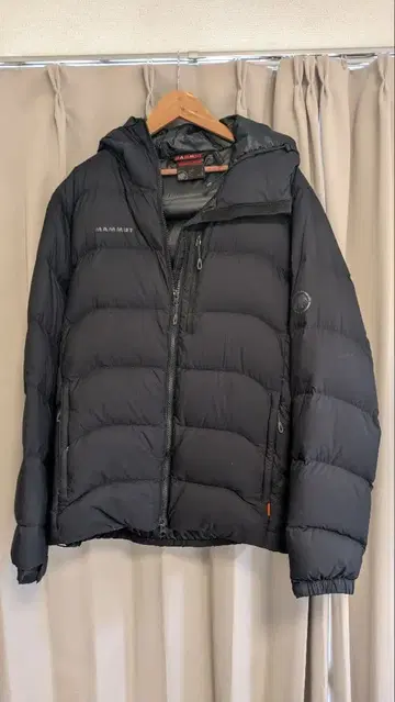 MAMMUT 블랙 다운 자켓 후드 부착