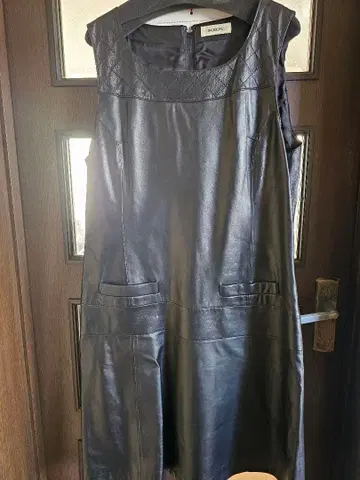 INGEBORG 블랙 가죽 오버롤 스커트