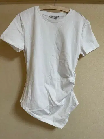 [ 미사용 새상품 ] ZARA 슬림핏 드레이프 반팔 T셔츠 S사이즈