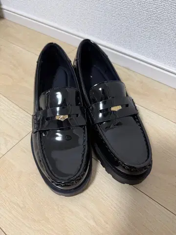 ZARA 블랙 에나멜 로퍼 38