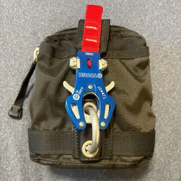 TOUGH 바디백 블랙 카라비너 포함