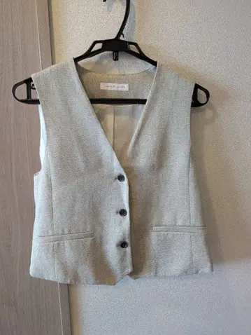 베이지색 버튼 부착 베스트