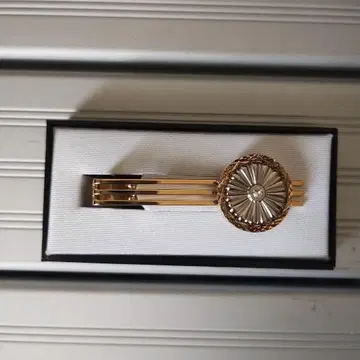 화이트 국화 문장 넥타이핀 케이스의 국화 문양.