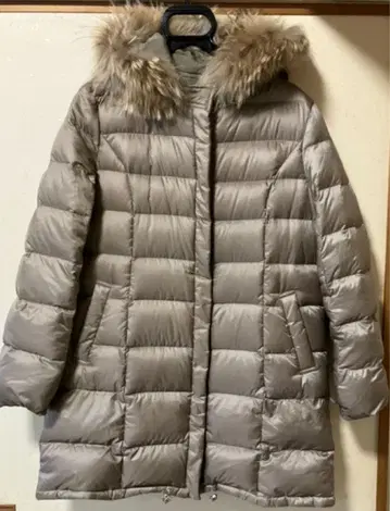 베이지 계열 후드 부착 리버서블 다운 자켓