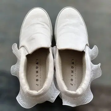 JOSHUA 프릴 장식 화이트 슬립온