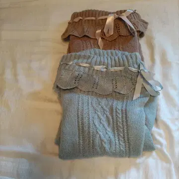 액시즈의 핑크 스카이블루 케이블 짜임 니트 2벌입니다.