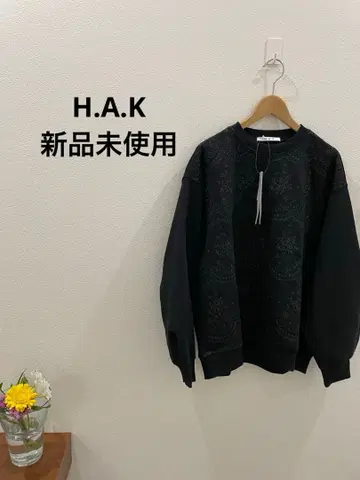 스캘럽 자수 블랙 맨투맨