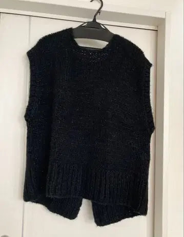 허그아워 백 슬릿 베스트 블랙