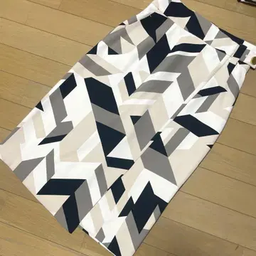 컨디션 최상 핑키앤다이안 기하학 패턴 스커트 36