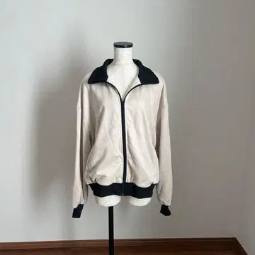 크림색과 블랙 스트라이프 점퍼