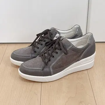 지아노 발렌티노 소가죽 스웨이드 경량 스니커즈 24.5 미사용품