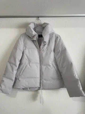 MARBLE WALTZ 후드 부착 다운 자켓 라이트 그레이