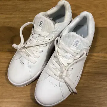 On TheRogerADVANTAGE 화이트 스니커즈 합성 피혁