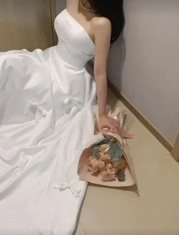 화이트 스트랩리스 롱 드레스