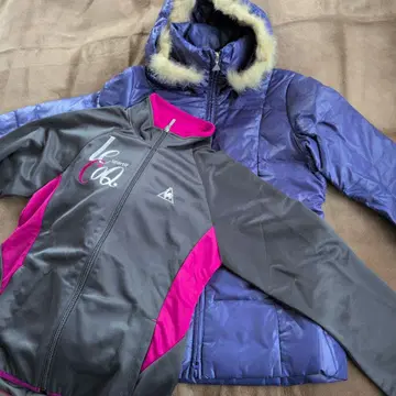 보라색 퍼가 달린 자켓과 저리 세트