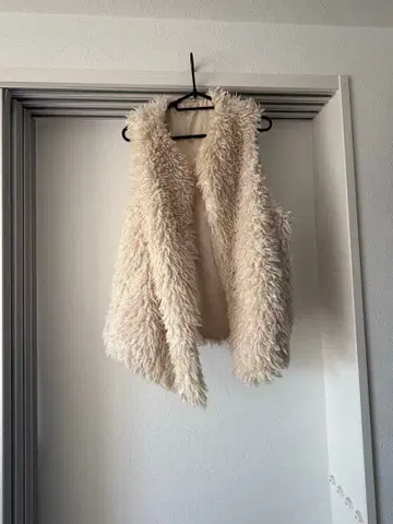 크림색 플리스풍 슬리브리스 베스트