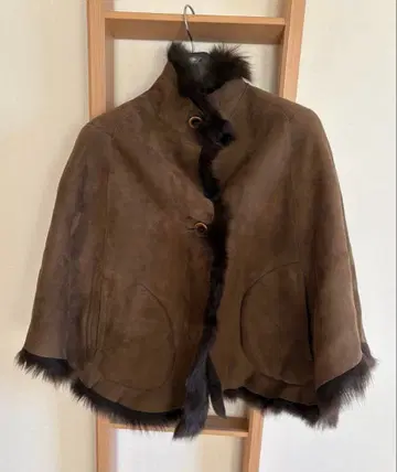 에미스페르 브라운 무스탕 케이프 버튼 포함 새상품 미사용