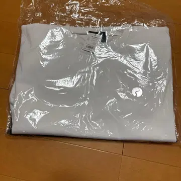 ReZARD 화이트 맨투맨 원포인트 로고 뒷면 하단 문자 프린트 새상품