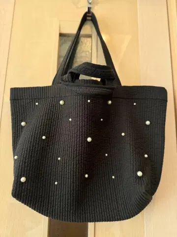 미사용 새상품 블랙 베이스 누비백 빅 펄이 고급스러운 빅 사이즈 백
