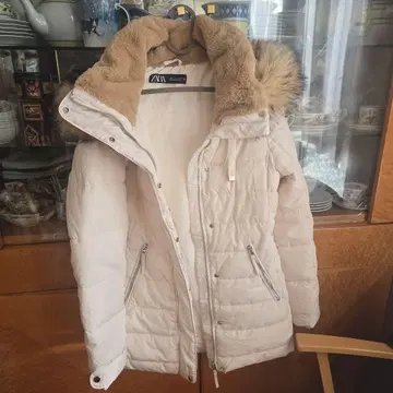 새상품급 ZARA 화이트 다운 자켓 S 사이즈