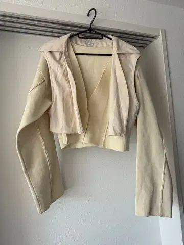 크림색 숏 기장 가디건