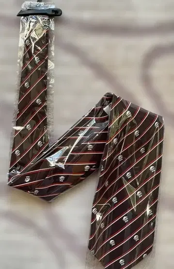 초레어: 디즈니의 [피자햇 옛 로고] 넥타이