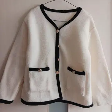 화이트 플리스 자켓 블랙 트리밍