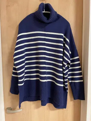UNFILO 네이비/화이트 스트라이프 스웨터 M 사이즈