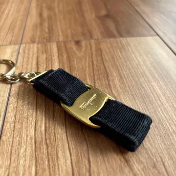 페라가모 리본 키링 골드 금장 장식