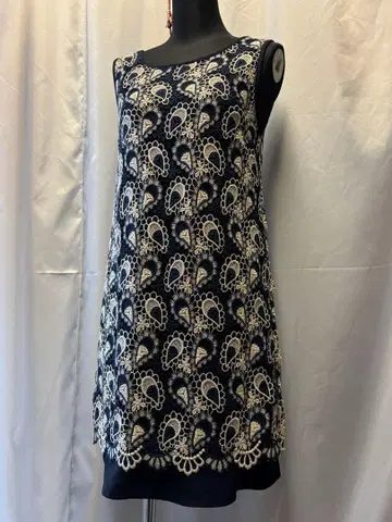 자수 장식 슬리브리스 무릎 기장 원피스